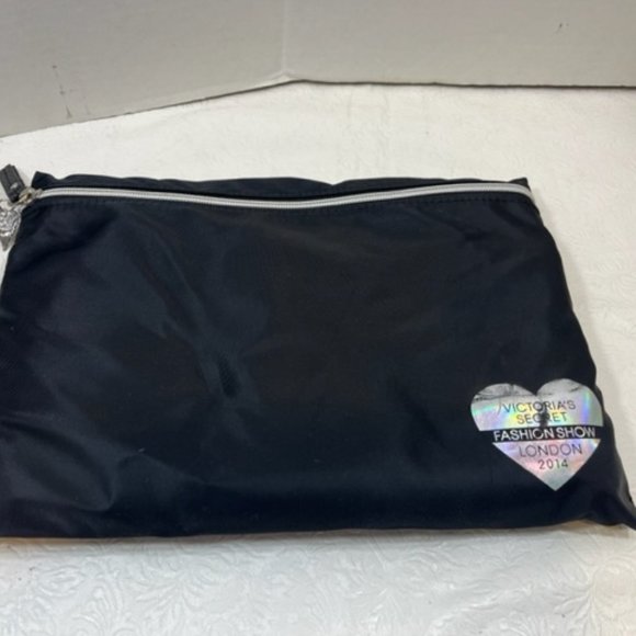 Victoria’s Secret Fashion Show London 2014 Lg Duffel bag W/Pouch  21x6x14.5" - Picture 2 of 10
